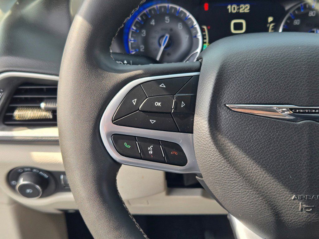 Used 2023 Chrysler Pacifica Touring-L FWD image 33