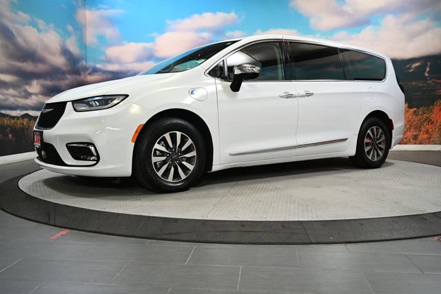 Used 2023 Chrysler Pacifica Limited FWD image 3