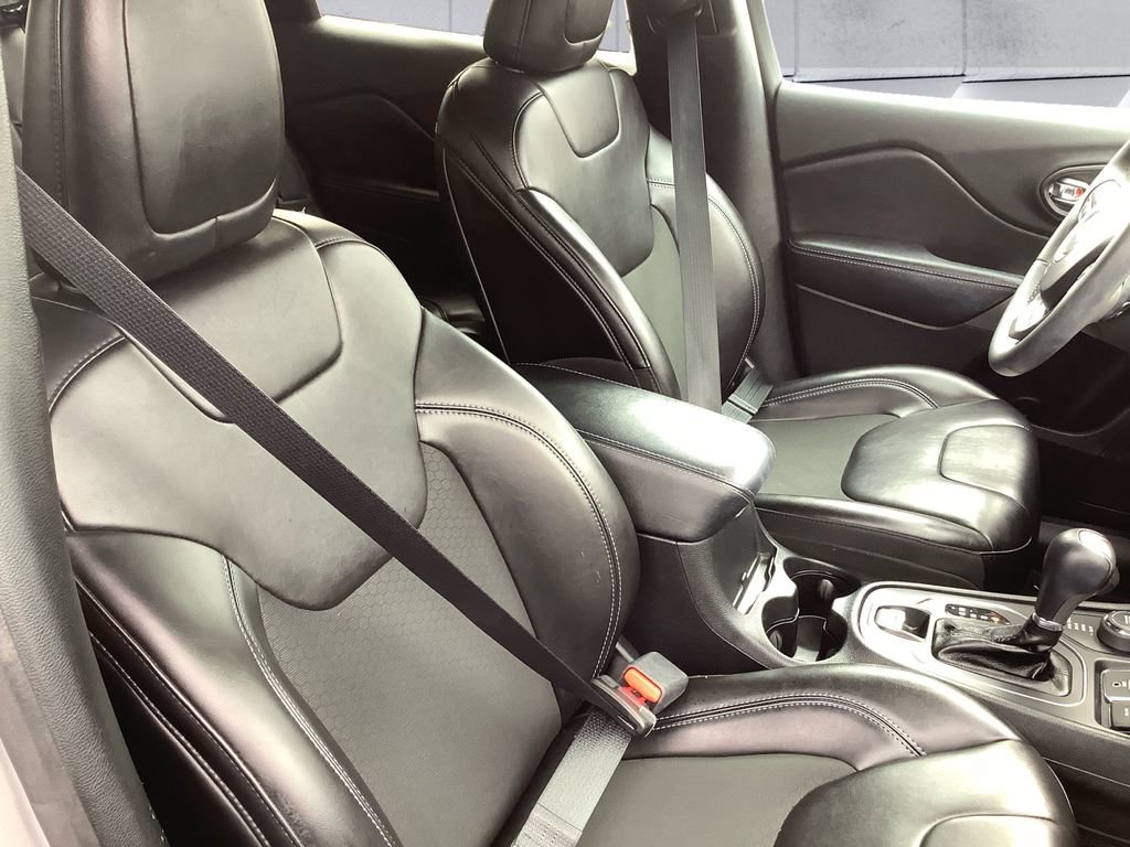 Used 2020 Jeep Cherokee Latitude Plus w/ Comfort/Convenience Group image 14