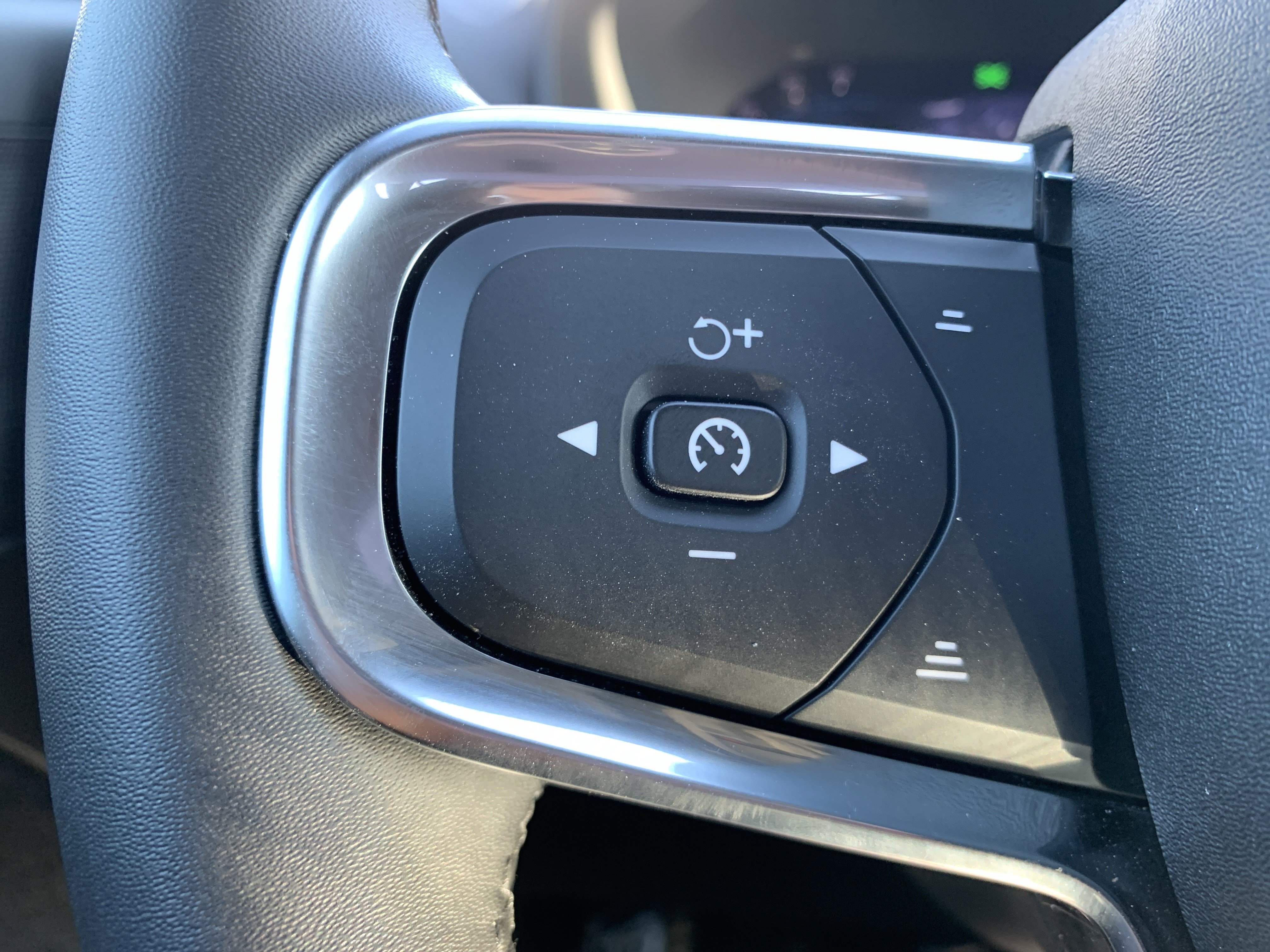 Used 2025 Volvo XC40 B5 Plus image 19