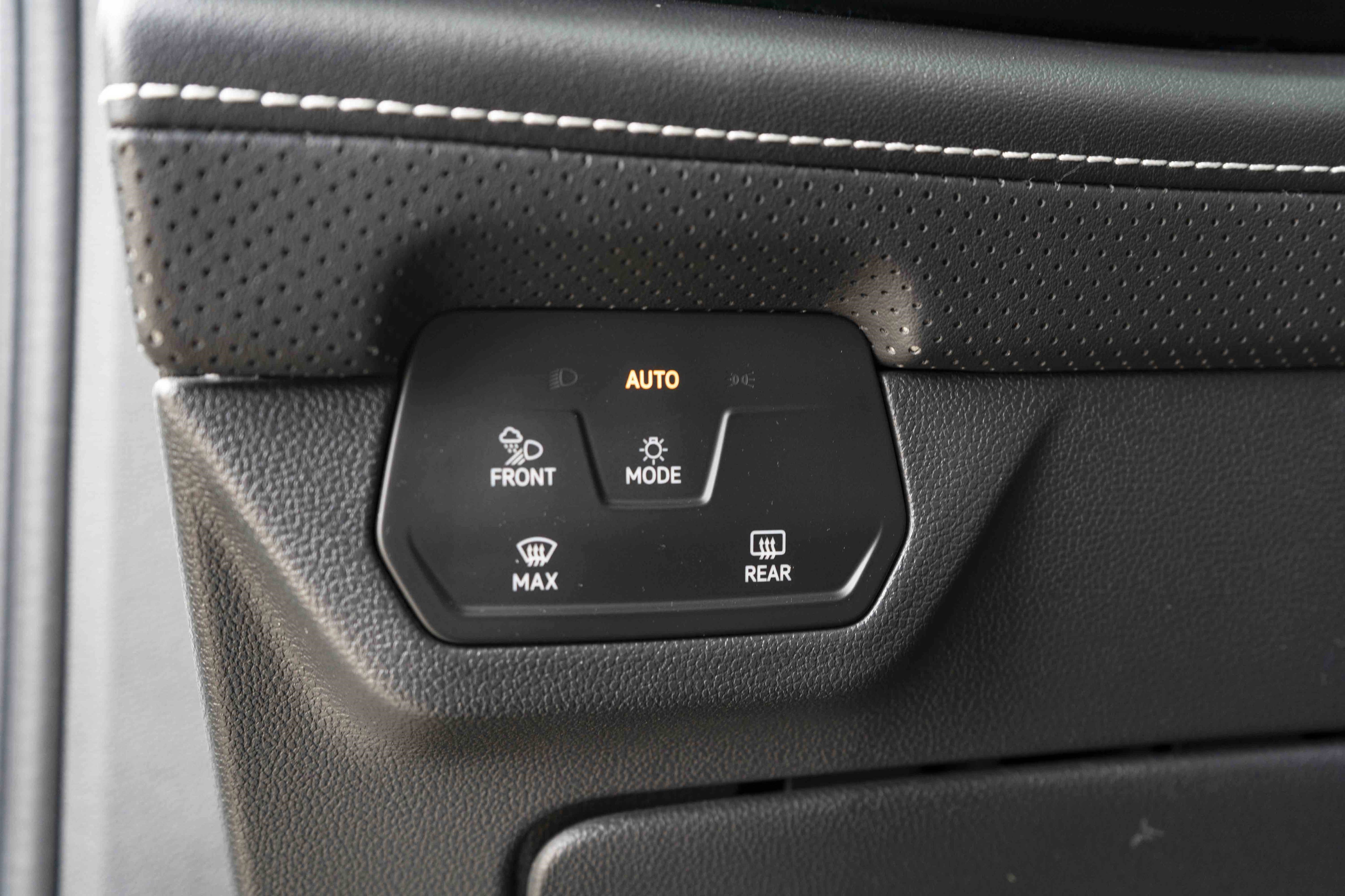 Used 2024 Volkswagen Atlas SE w/ Black Wheel Package FWD image 40