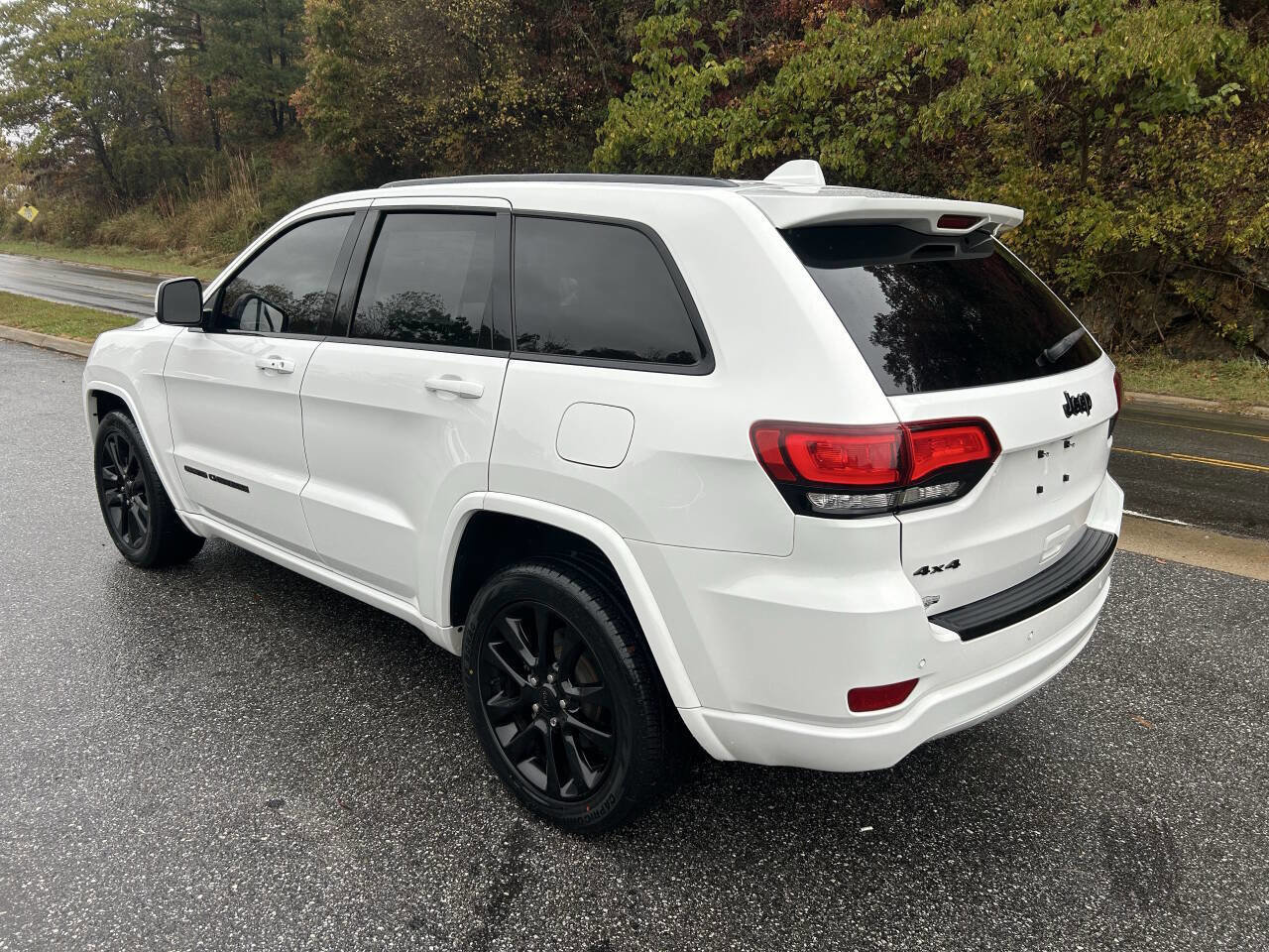 Used 2017 Jeep Grand Cherokee Altitude image 5