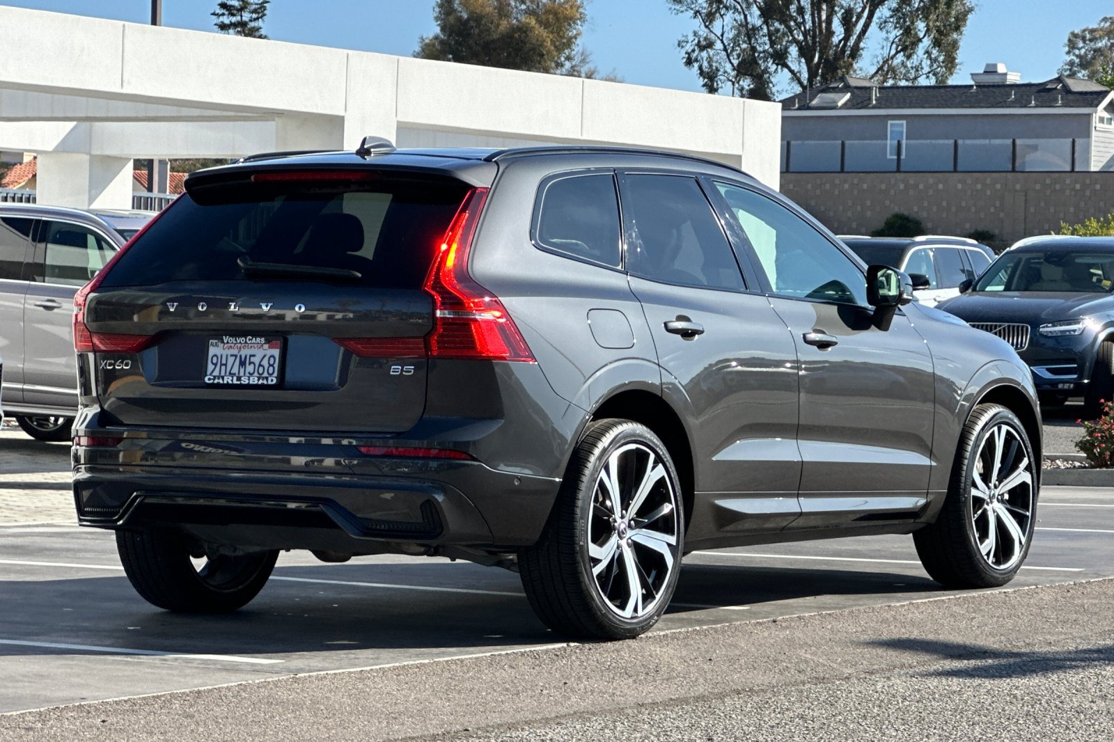 Certified 2023 Volvo XC60 B5 Ultimate w/ Climate Package FWD image 4