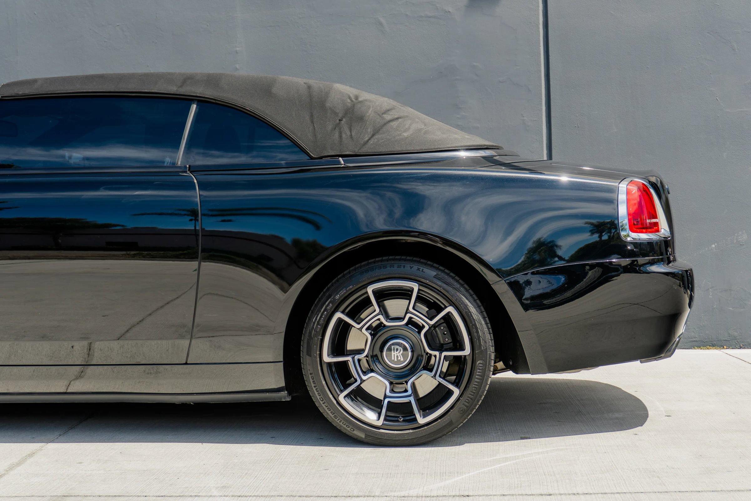 Used 2018 Rolls-Royce Dawn RWD image 21