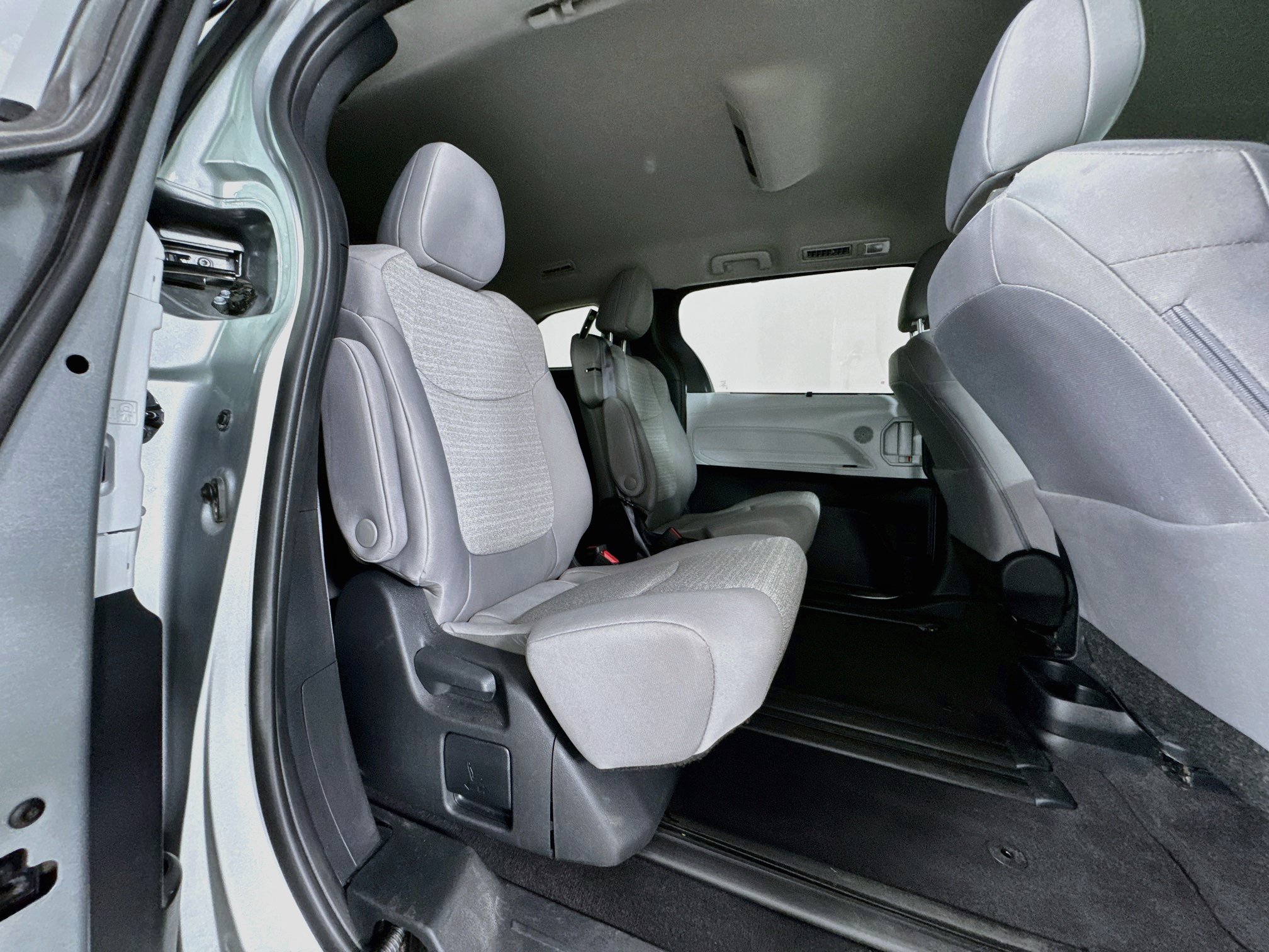Certified 2025 Toyota Sienna LE FWD image 27
