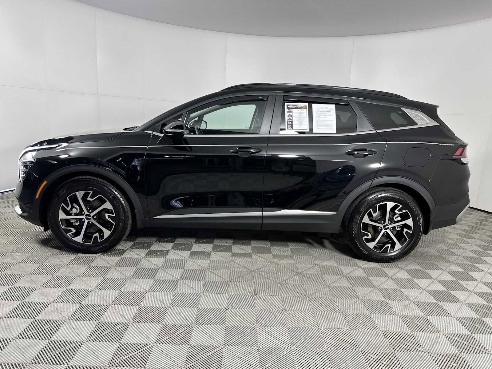 Used 2025 Kia Sportage EX w/ Premium Package image 5