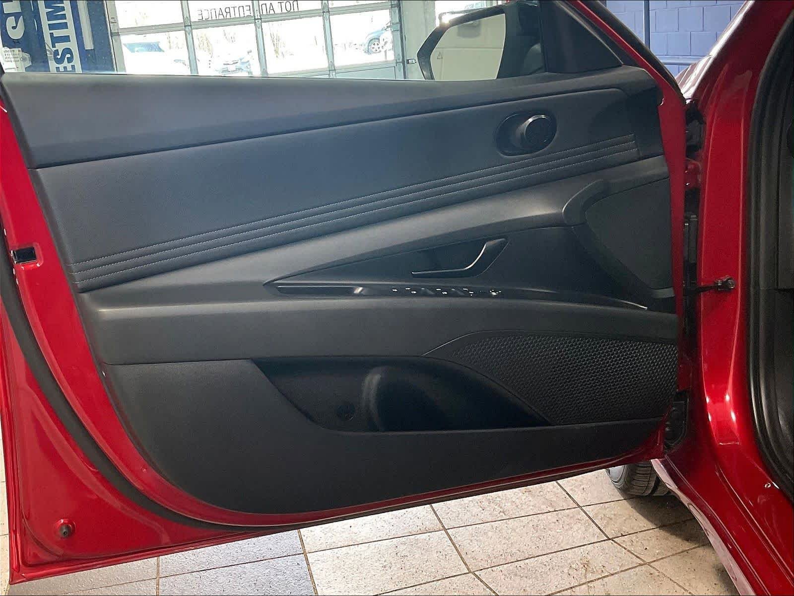 Certified 2025 Hyundai Elantra Sport image 18