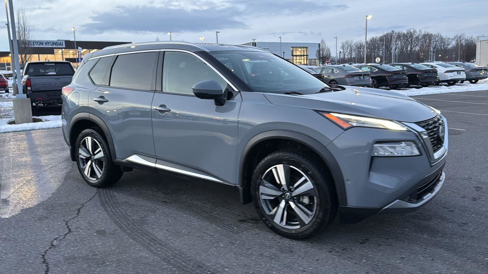 Used 2022 Nissan Rogue SL w/ SL Premium Package image 2