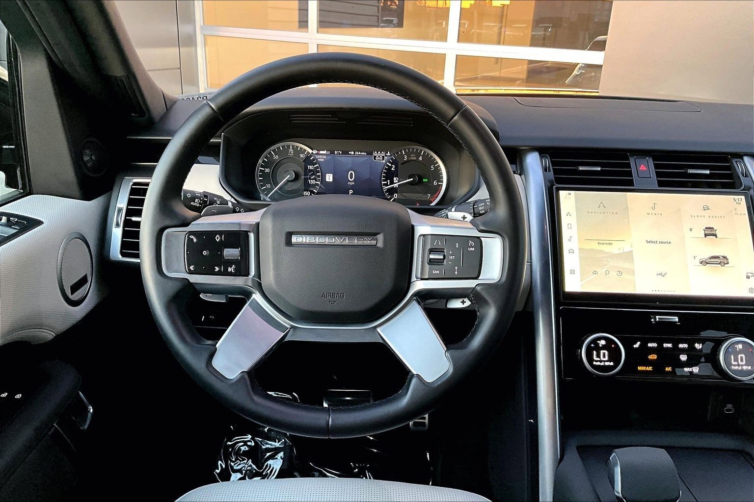 Used 2023 Land Rover Discovery S R-Dynamic image 5