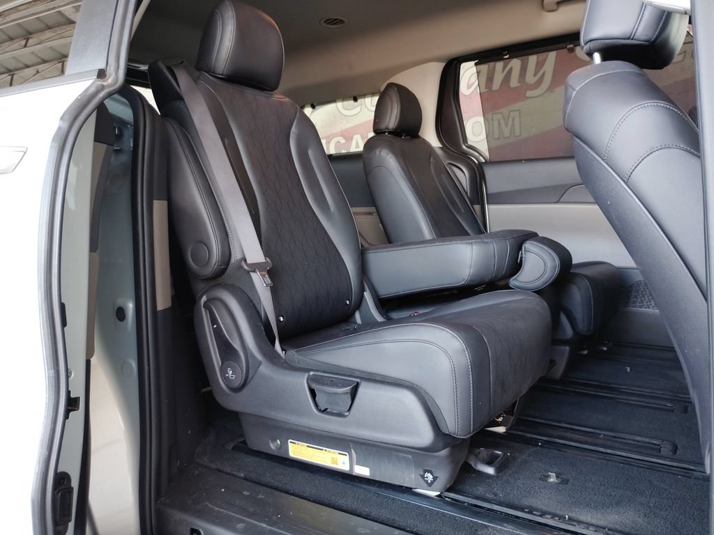 Used 2025 Kia Carnival EX FWD image 17
