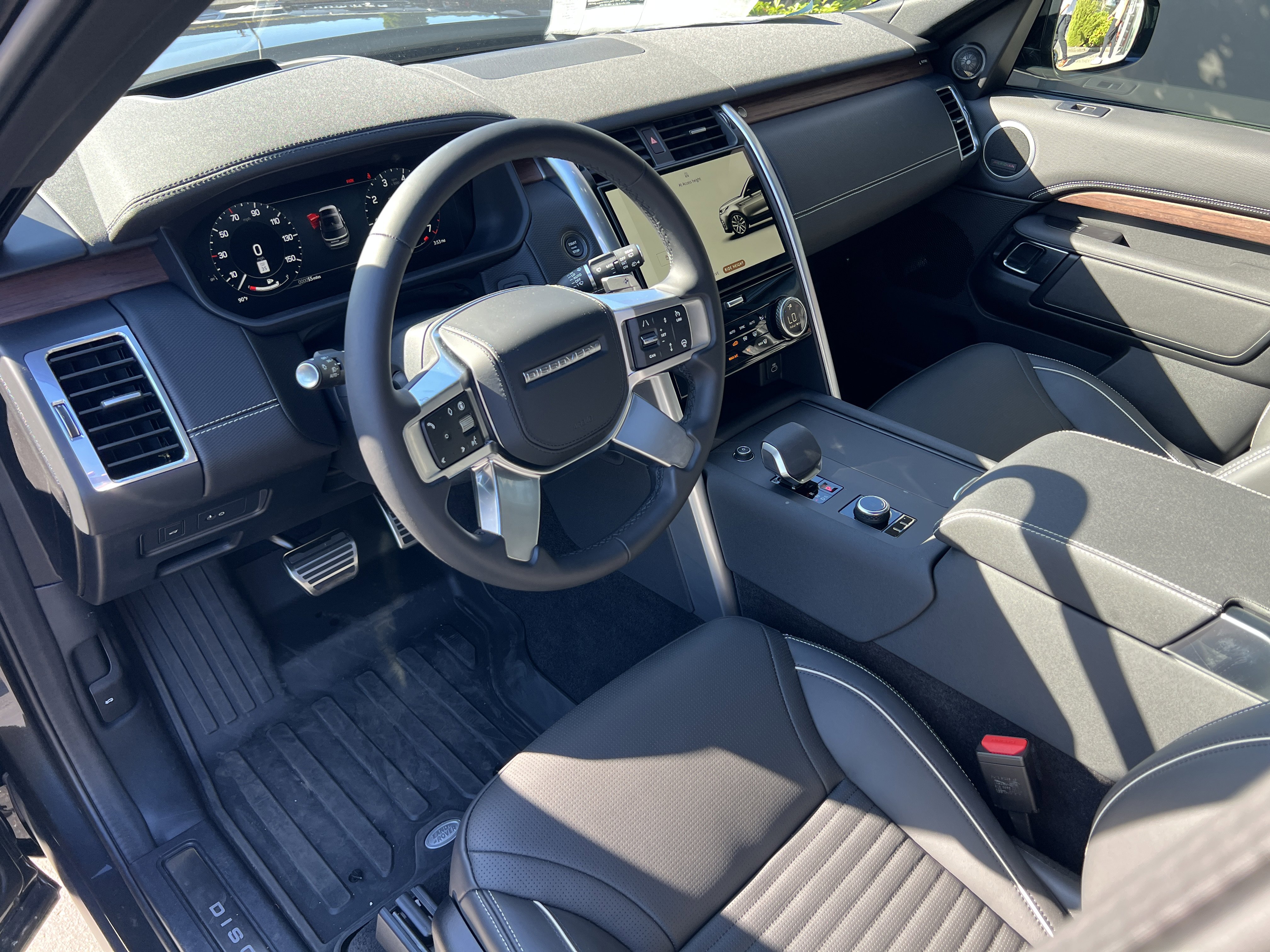 New 2024 Land Rover Discovery Dynamic SE image 19