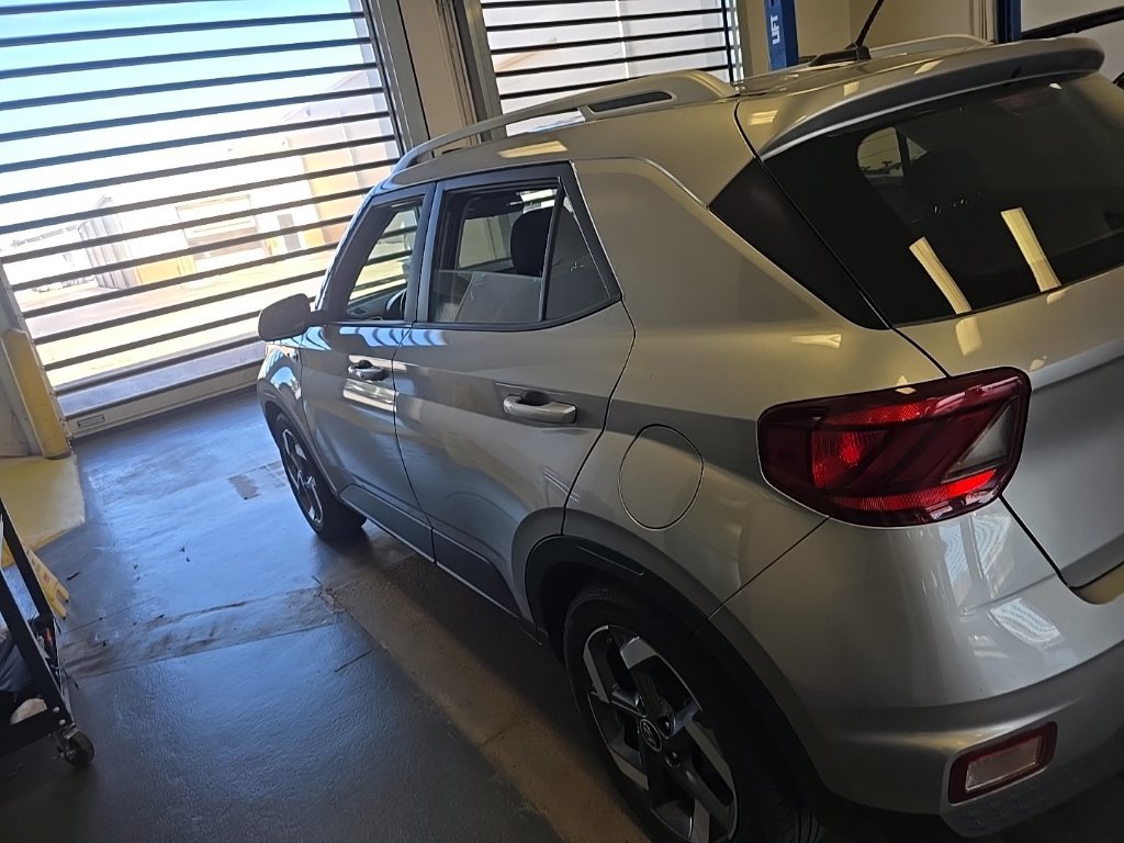 Used 2024 Hyundai Venue SEL FWD image 4