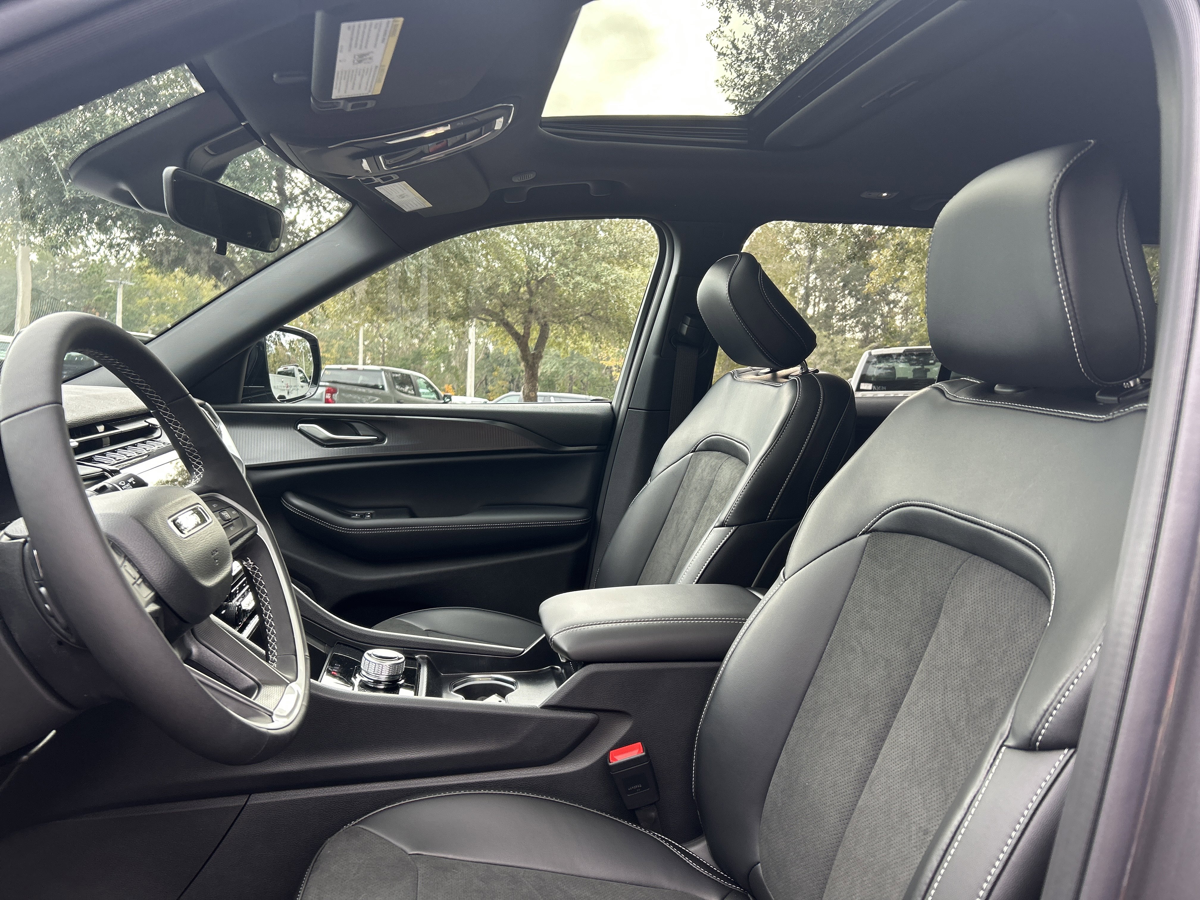 New 2025 Jeep Grand Cherokee Altitude image 14