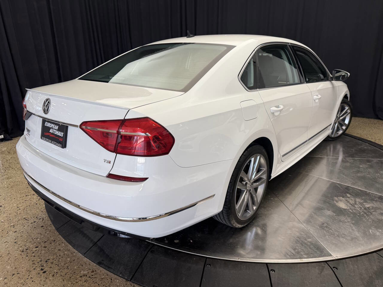 Used 2016 Volkswagen Passat 1.8T R-Line image 7