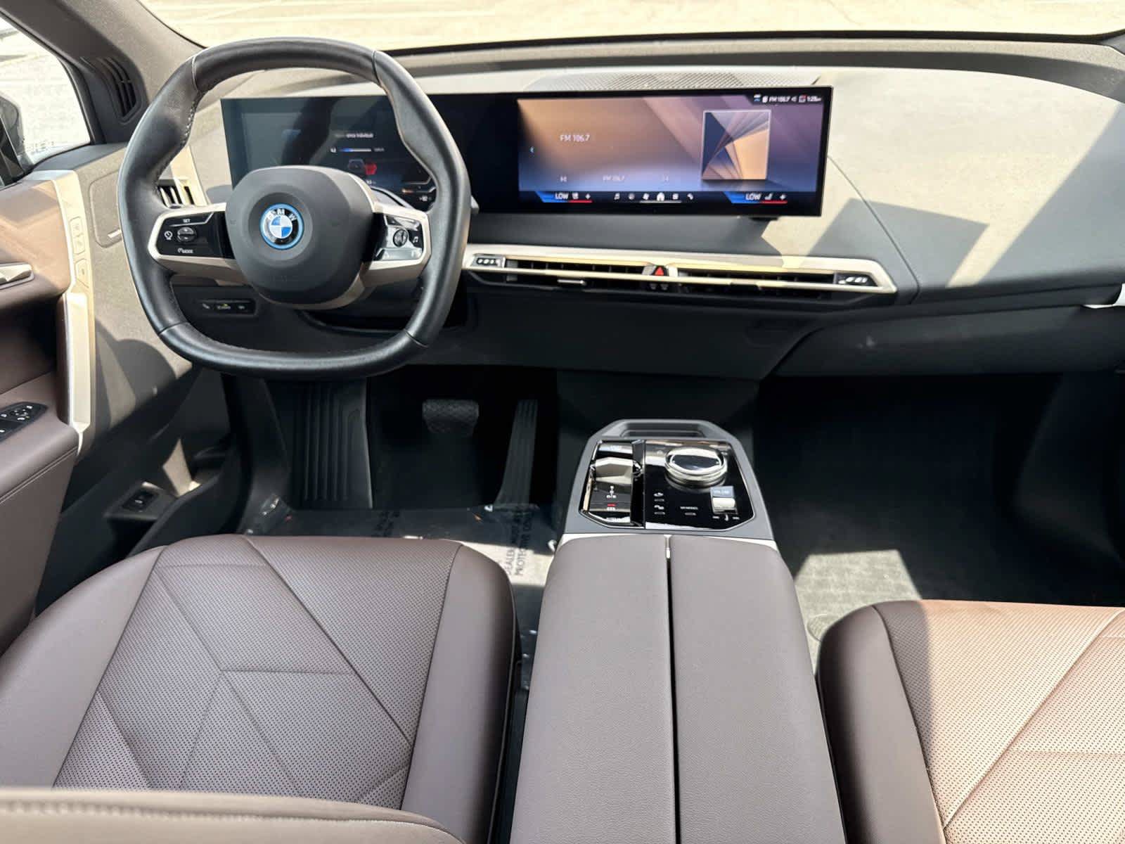 Used 2024 BMW iX xDrive50 w/ Premium Package AWD/4WD image 17