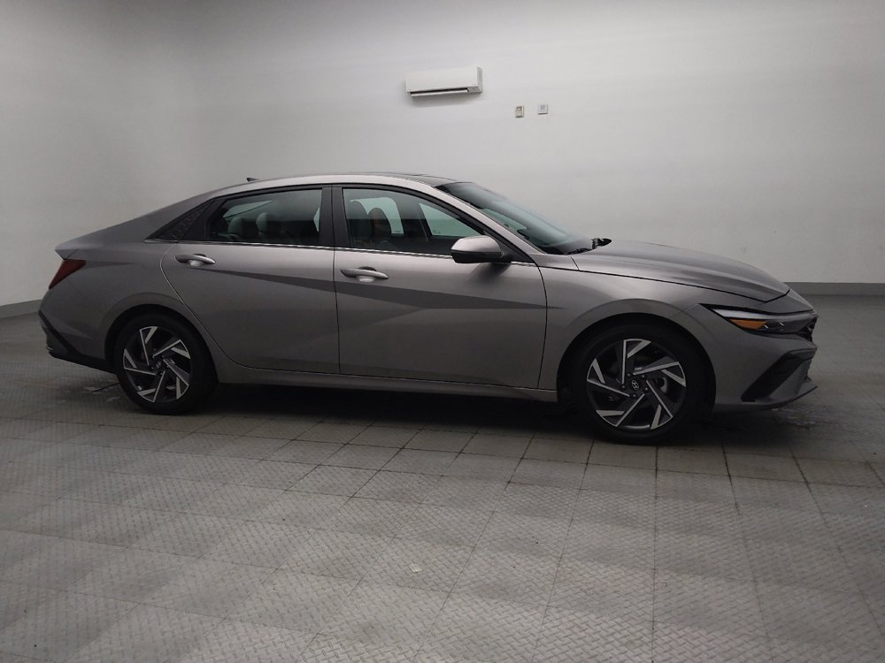 Used 2025 Hyundai Elantra Limited FWD image 11