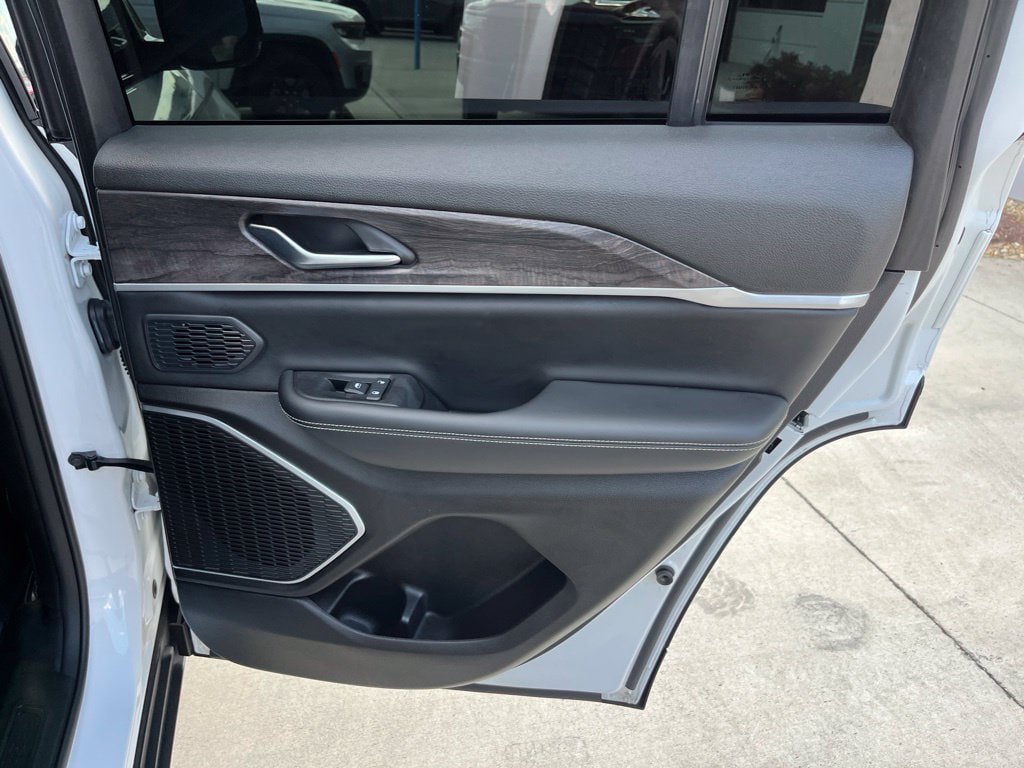 Used 2023 Jeep Grand Cherokee Limited AWD/4WD image 27