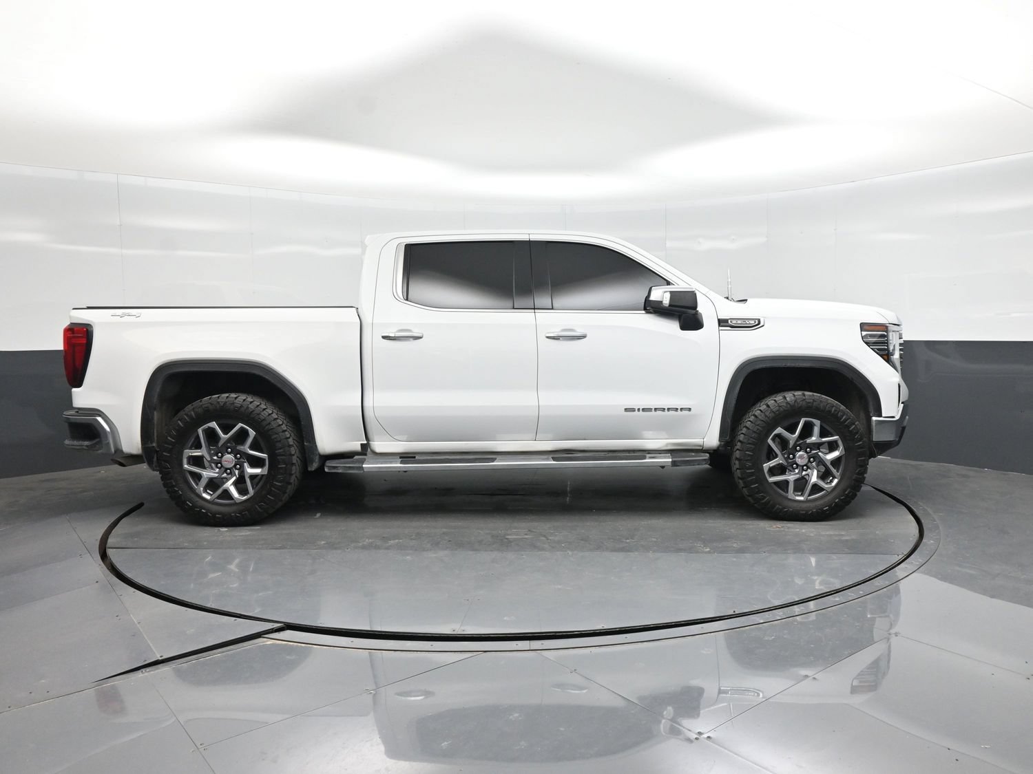 Used 2022 GMC Sierra 1500 SLT w/ SLT Convenience Package AWD/4WD image 18