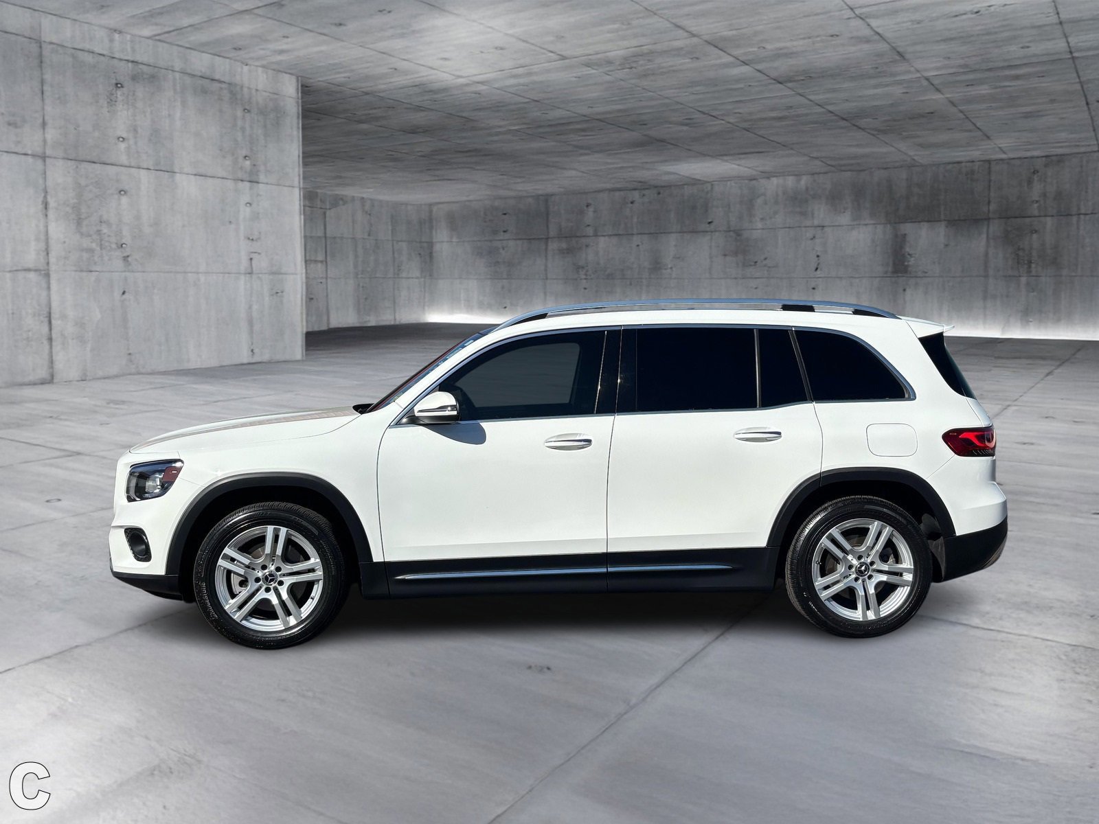 Used 2023 Mercedes-Benz GLB 250 image 3