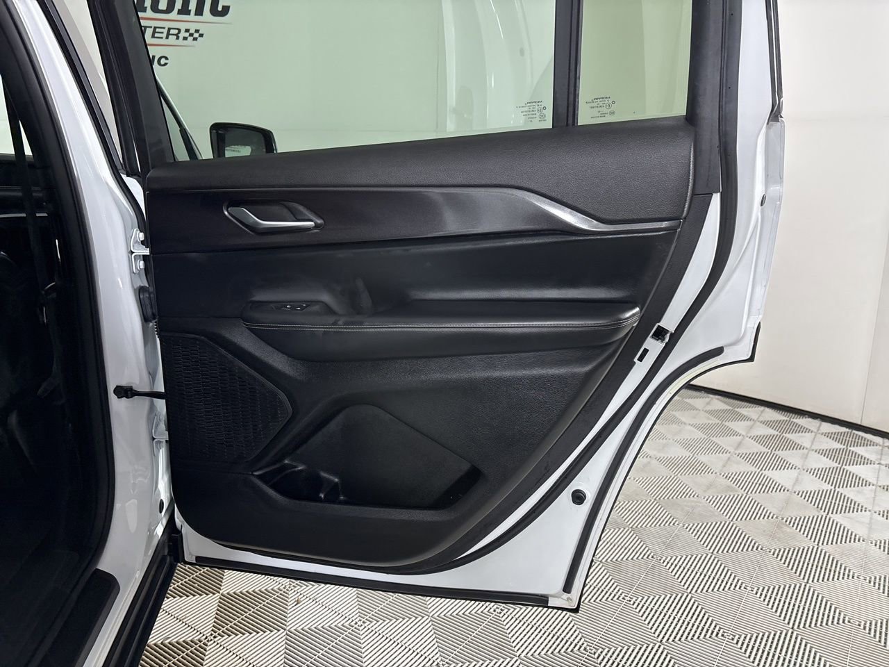 Used 2023 Jeep Grand Cherokee L Laredo image 27