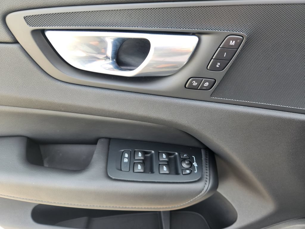 Certified 2025 Volvo XC60 B5 Plus AWD/4WD image 18