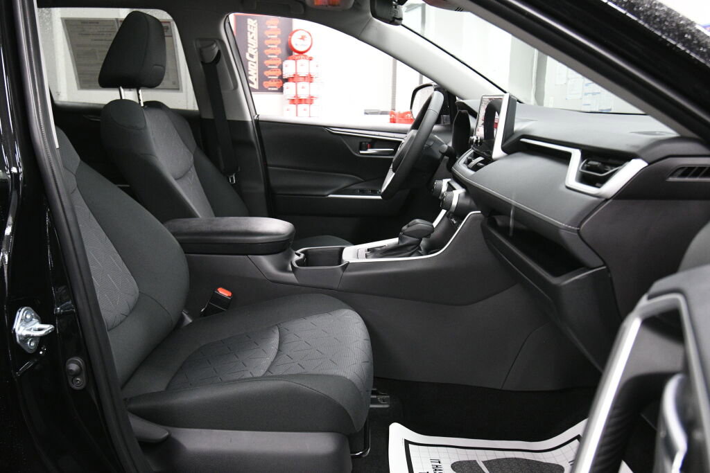 Used 2025 Toyota RAV4 XLE image 27