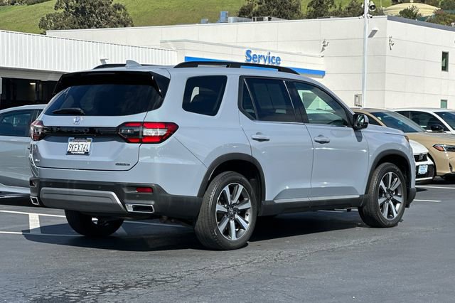 Certified 2024 Honda Pilot Touring image 3