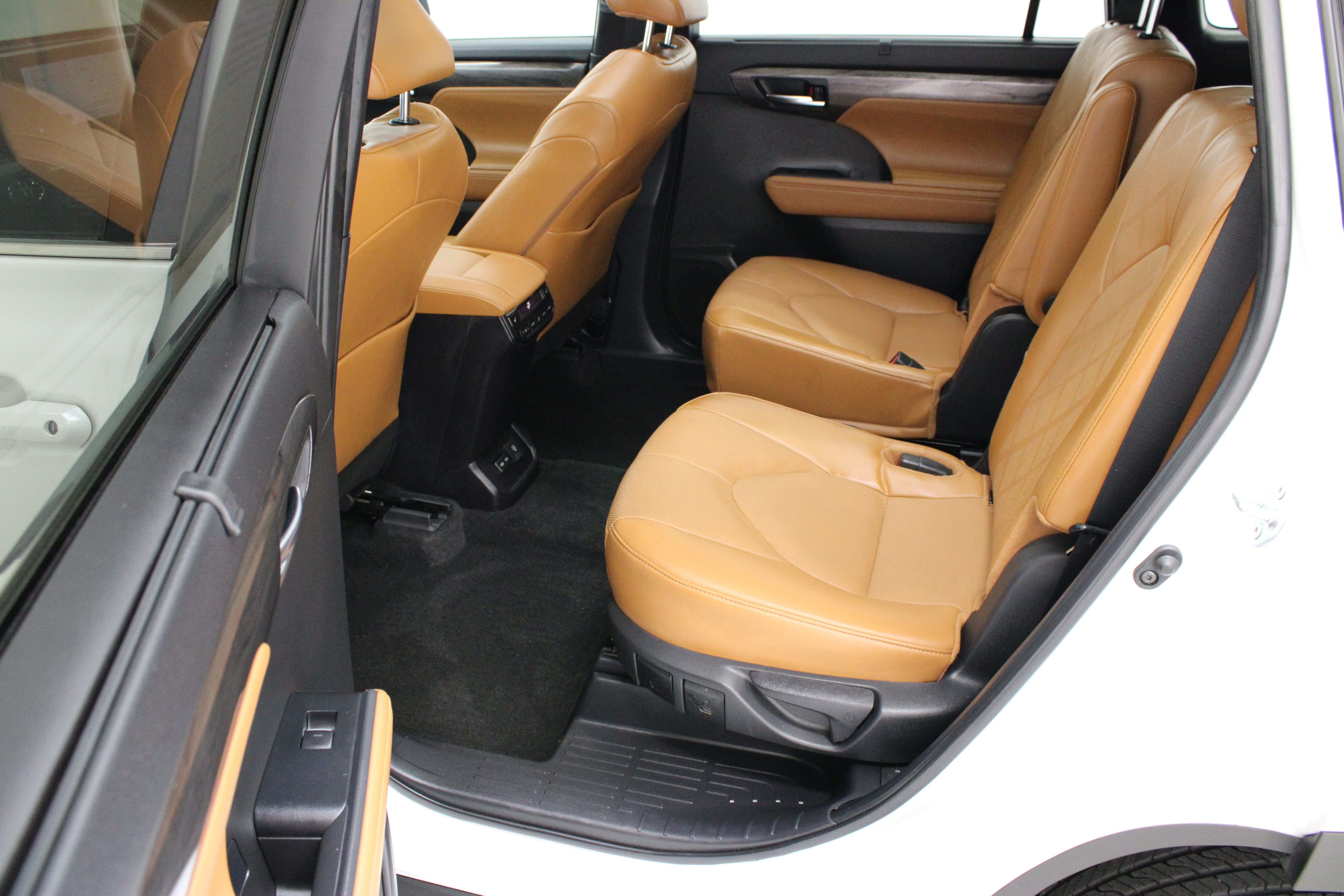 Used 2024 Toyota Highlander Platinum FWD image 31