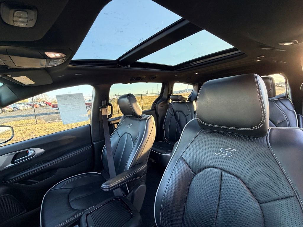 Used 2025 Chrysler Pacifica Limited image 23