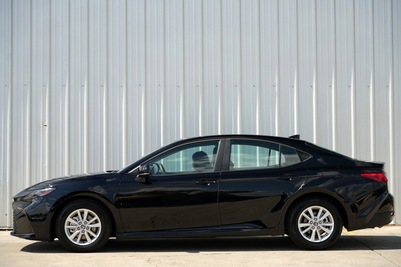 Used 2025 Toyota Camry LE w/ Convenience Package image 7