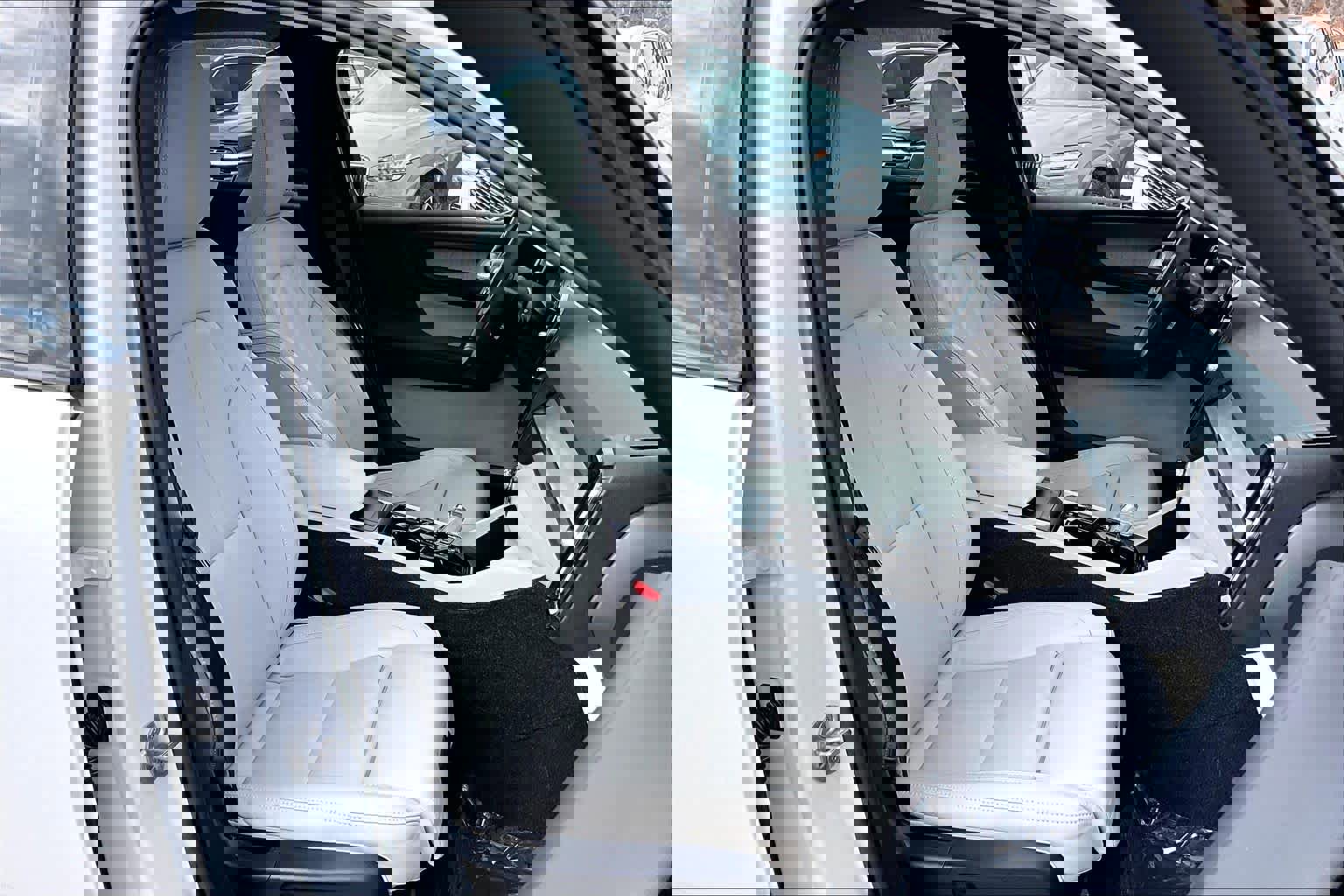 Certified 2023 Volvo XC40 B5 Plus w/ Climate Package image 8