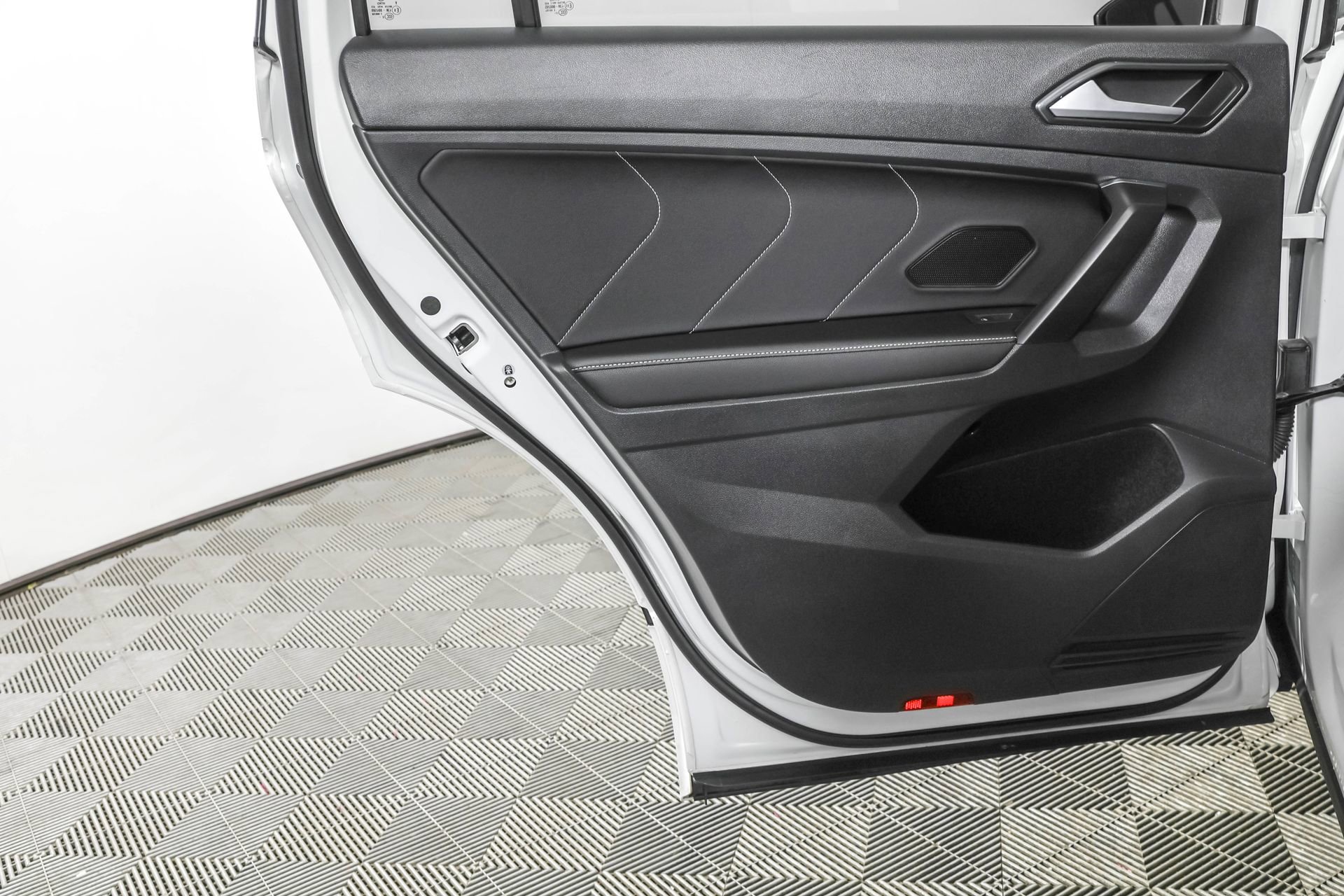 Used 2023 Volkswagen Tiguan SE R-Line image 39