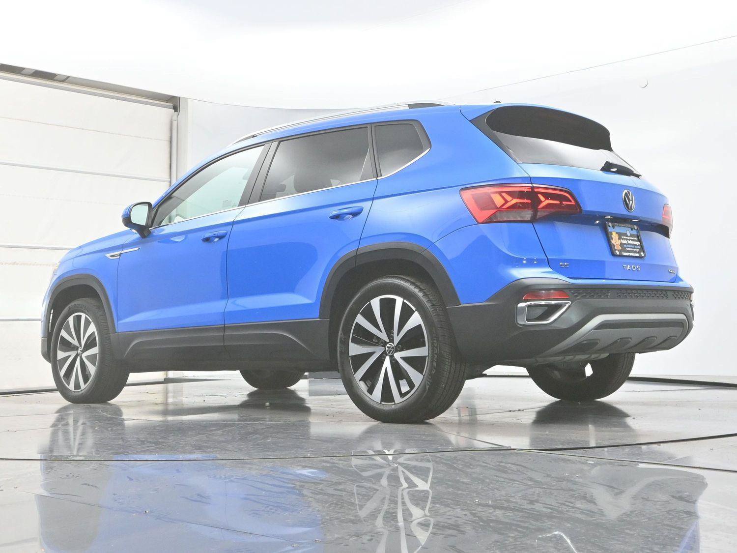 Used 2023 Volkswagen Taos SE w/ Panoramic Sunroof Package AWD/4WD image 31