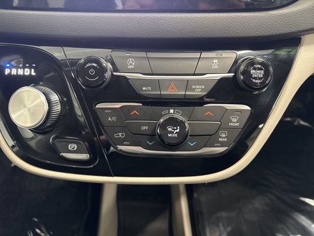 Used 2023 Chrysler Voyager LX image 44