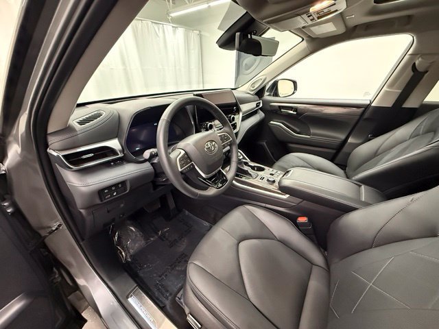Certified 2025 Toyota Highlander Platinum AWD/4WD image 13
