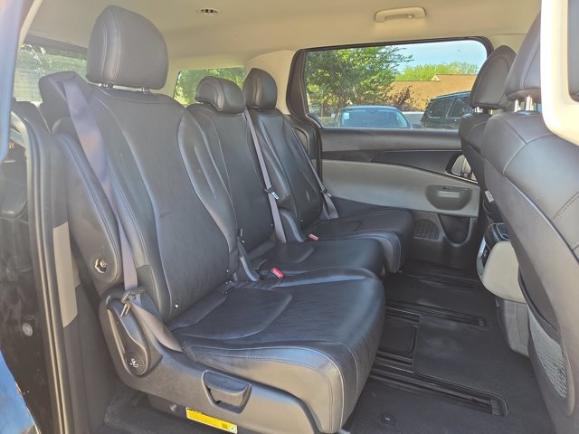 Used 2025 Kia Carnival FWD image 27
