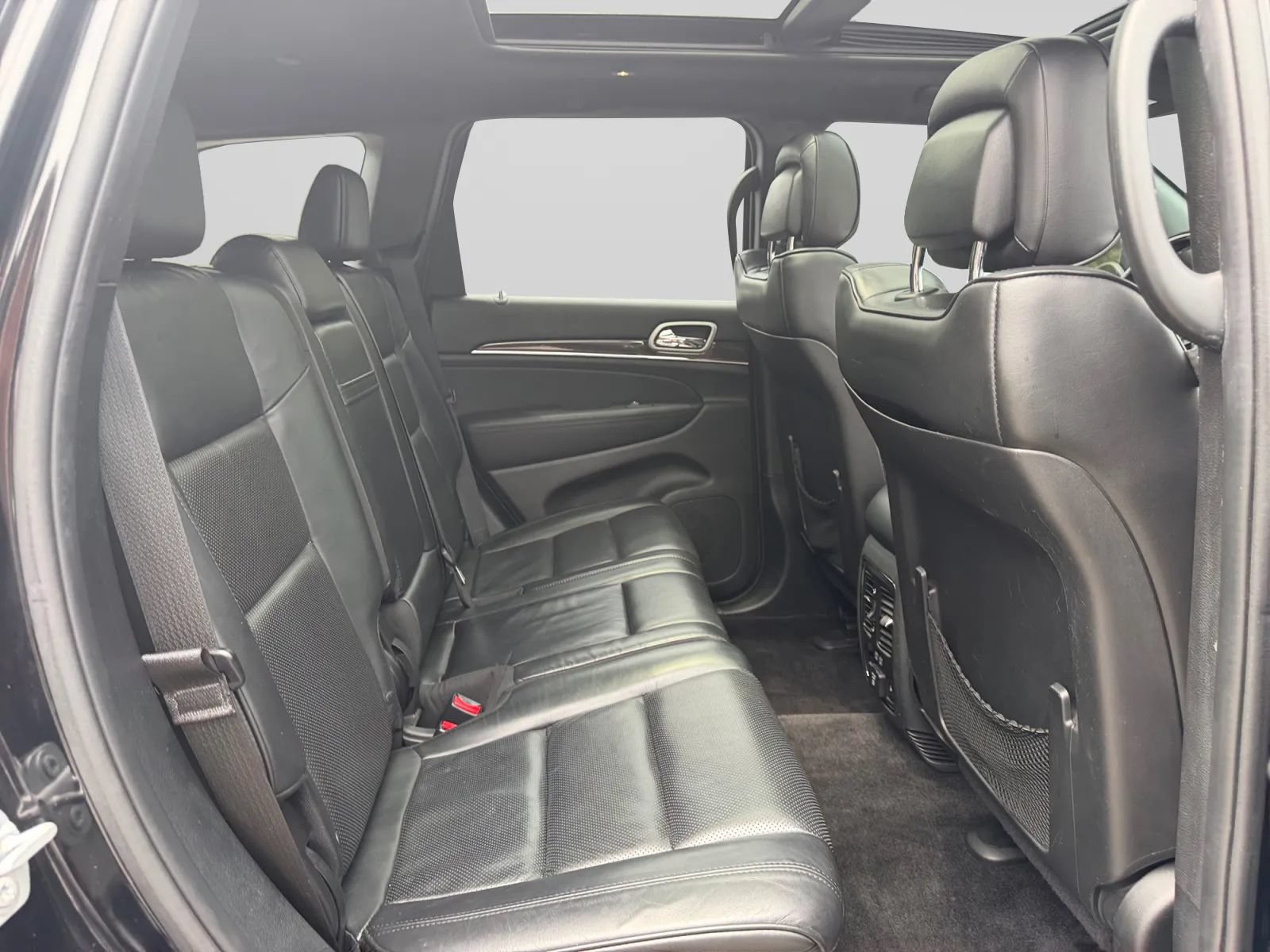 Used 2018 Jeep Grand Cherokee Overland w/ Interior Metal Package RWD image 32