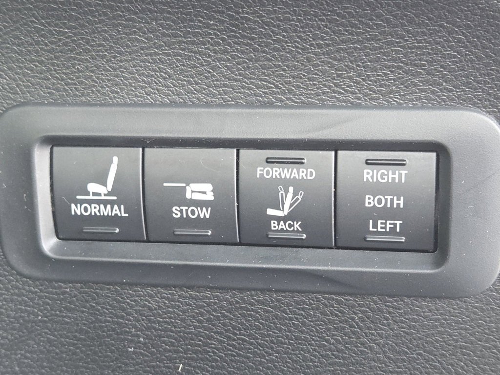 Used 2023 Chrysler Pacifica Limited w/ Uconnect Theater Family Group image 30