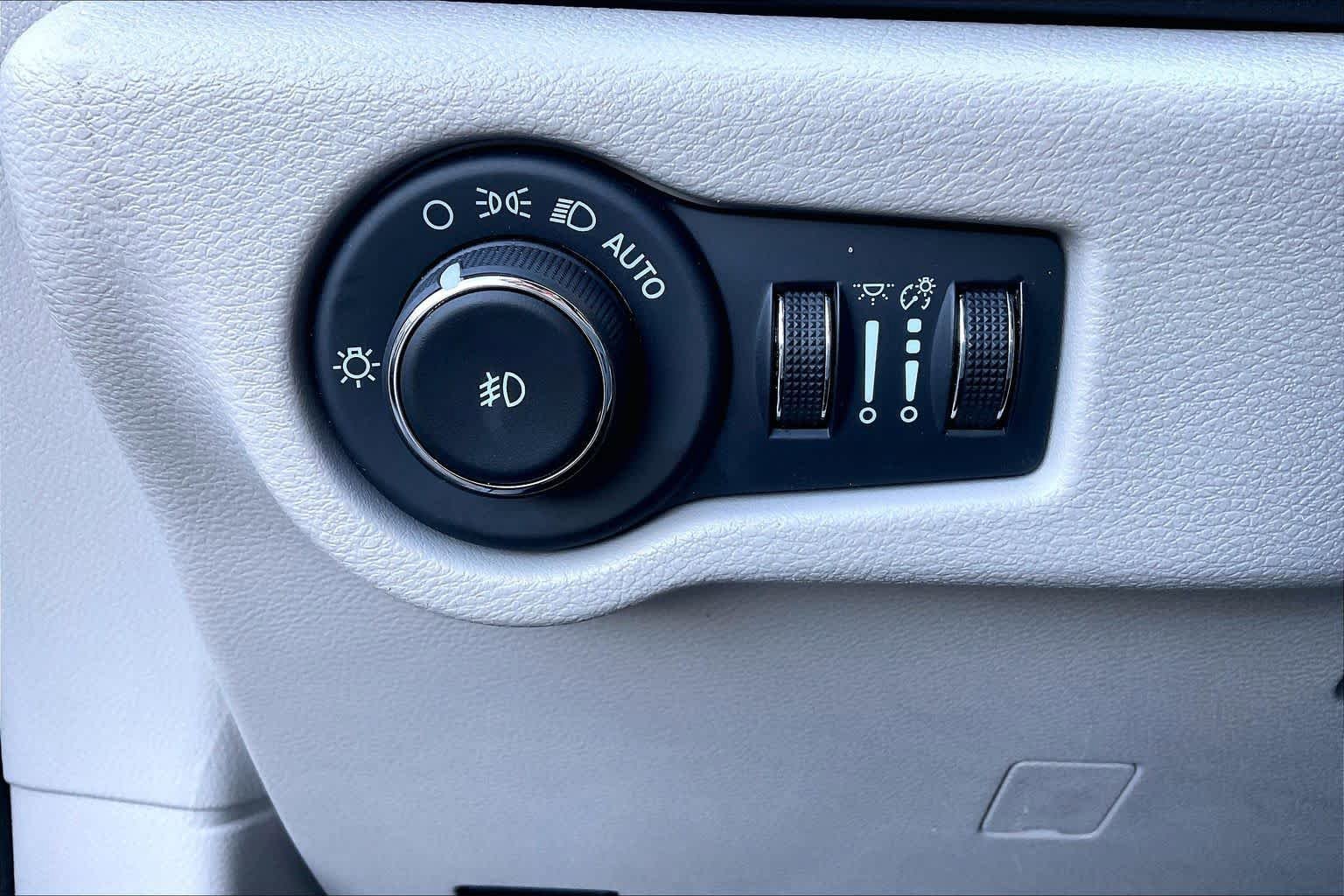 Used 2024 Chrysler Pacifica Touring-L image 33