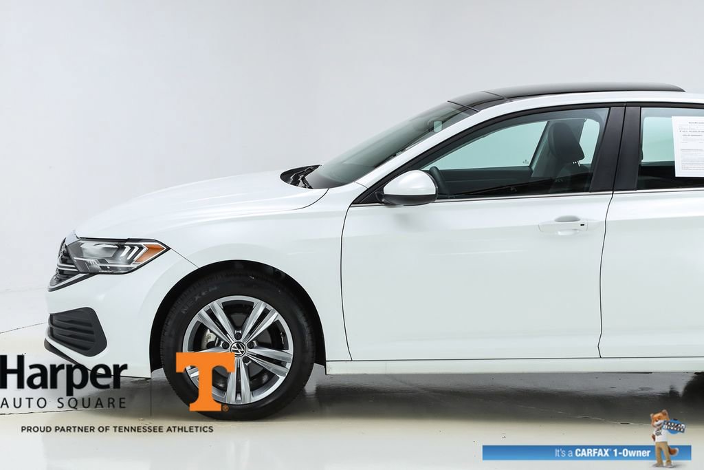 Used 2024 Volkswagen Jetta SE w/ Panoramic Sunroof Package image 3