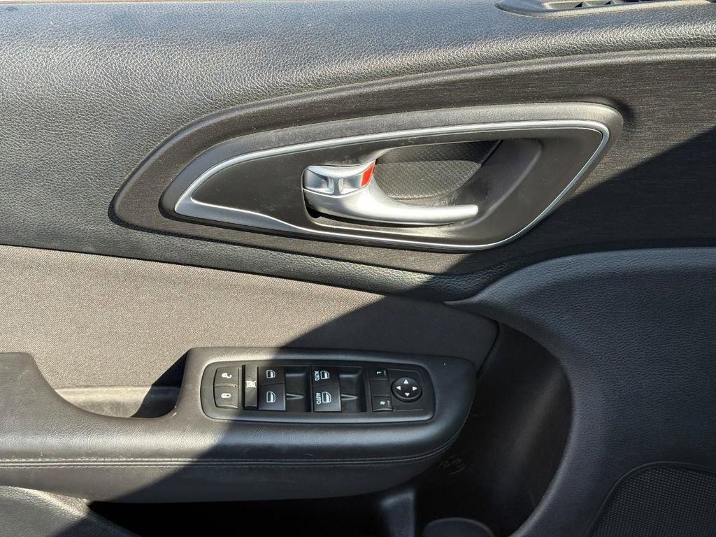 Used 2016 Chrysler 200 Limited image 15