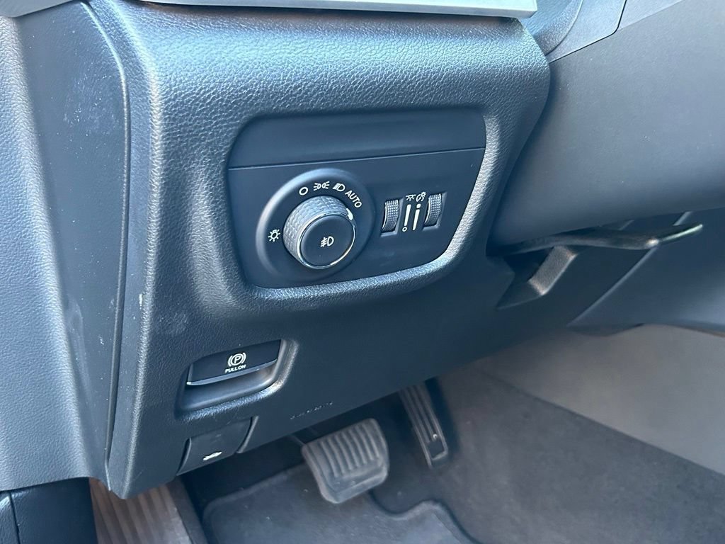 Used 2024 Jeep Grand Cherokee L Limited w/ Black Appearance Package RWD image 17