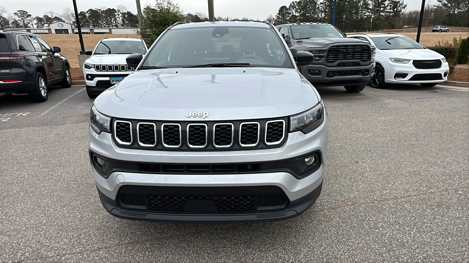 Used 2024 Jeep Compass Latitude image 3