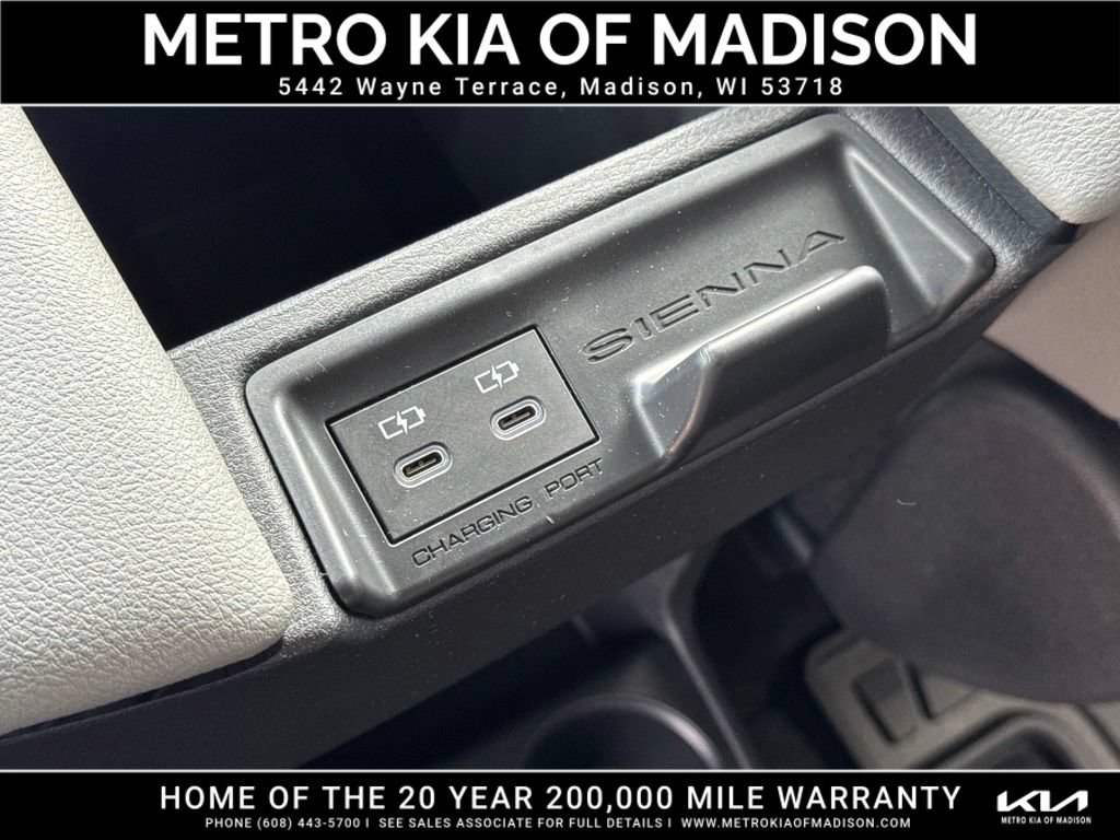 Used 2025 Toyota Sienna XLE AWD/4WD image 38