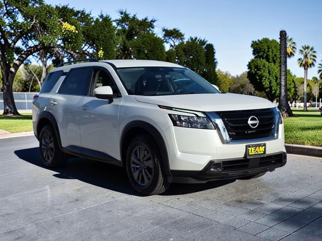 Used 2025 Nissan Pathfinder SV FWD image 4