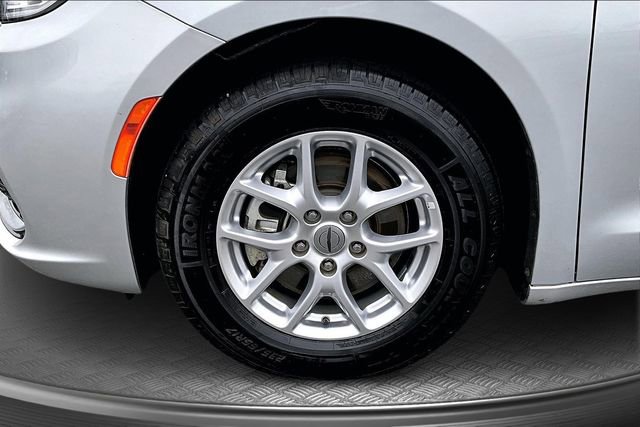 Used 2023 Chrysler Pacifica Touring-L image 30