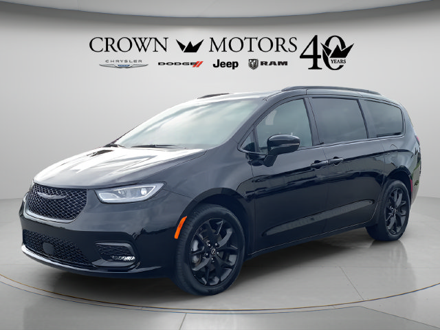 Used 2025 Chrysler Pacifica Limited AWD/4WD image 1