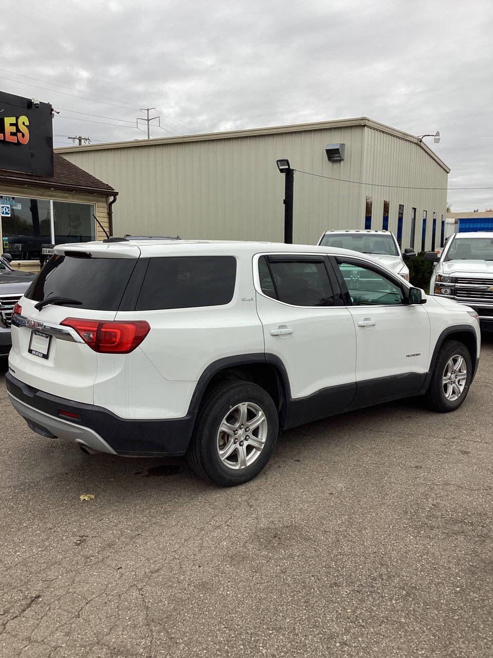 Used 2018 GMC Acadia SLE w/ LPO, Cargo Package image 10