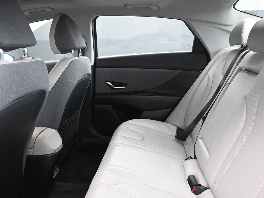 Used 2025 Hyundai Elantra Limited FWD image 17