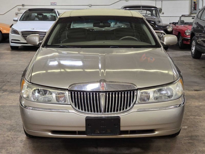 Used 2001 Lincoln Town Car Executive RWD image 2